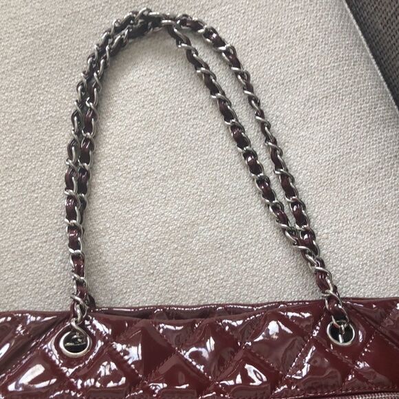 Stunning Authentic Chanel Burgundy Tote Bag - Picture 3 of 9